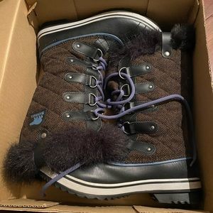 Sorel winter boots. Only wore twice and just a but big. Beautiful boots!